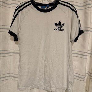 Women’s med adidas tshirt